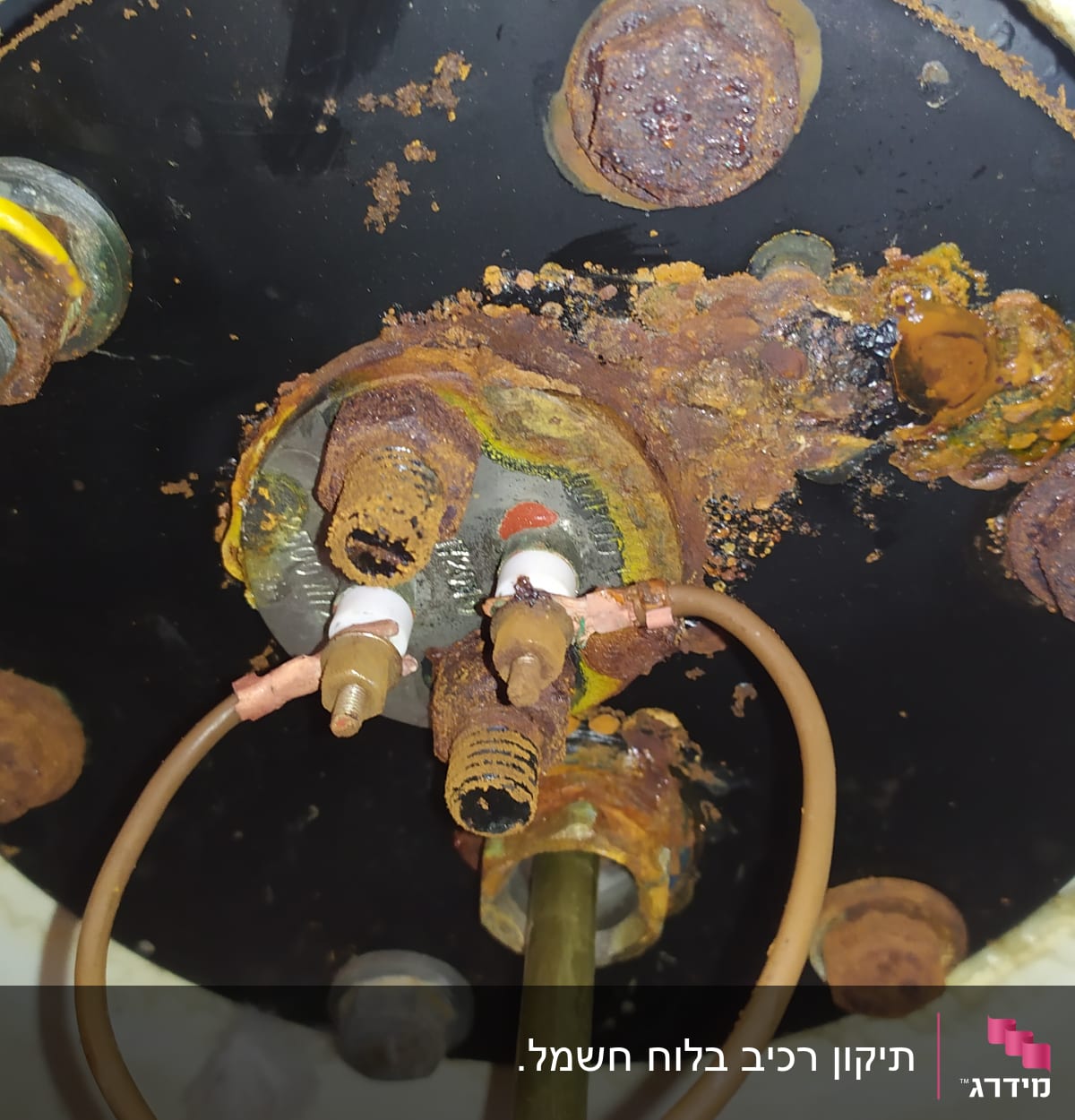 חיבורים חשמליים עם חלודה על לוח מתכת עגול